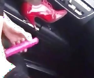 Milf masturbating and squirting in car - nicolo33